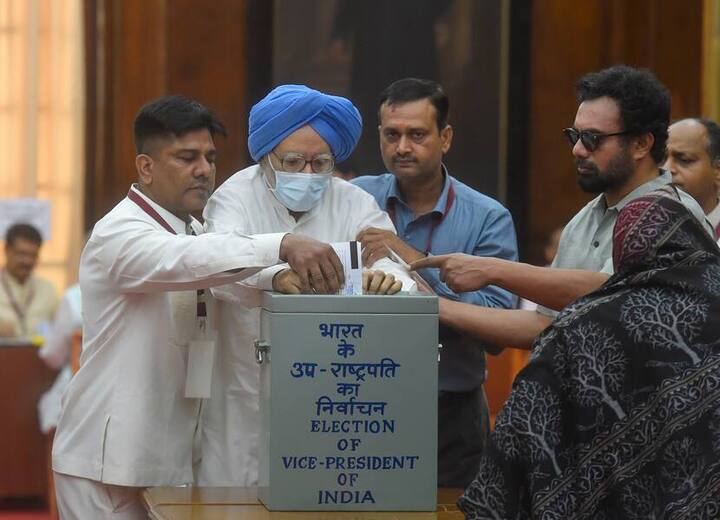 पूर्व पीएम मनमोहन सिंह सहारा लेकर वोट डालते नजर आए.