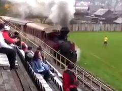 Watch: ਦੁਨੀਆ ਦਾ ਸਭ ਤੋਂ ਵਿਲੱਖਣ ਸਟੇਡੀਅਮ! ਮੈਦਾਨ 'ਚੋਂ ਲੰਘਦੀ ਹੈ ਰੇਲ, ਦੇਖਣ ਵਾਲੇ ਵੀ ਰਹਿ ਜਾਂਦੇ ਹਨ ਦੰਗ