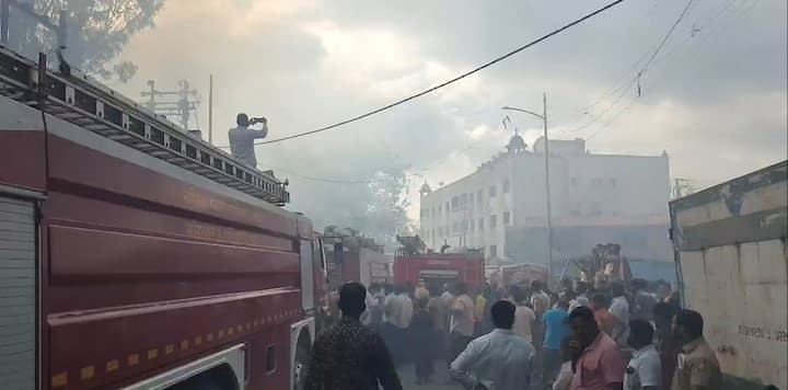 Maharashtra News massive fire broke out in Dwarka slum area in Nashik Nashik Fire : नाशिक येथील द्वारका झोपडपट्टीला भीषण आग, दोन सिलेंडरचे स्फोट, बघ्यांची गर्दी