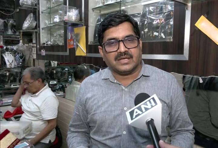 एक दुकानदार विनोद माहेश्वरी ने बताया कि, इस बार तिरंगे की राखियों की भारी मांग है. इससे #हरघर तिरंगा अभियान में भी मदद मिलेगी.