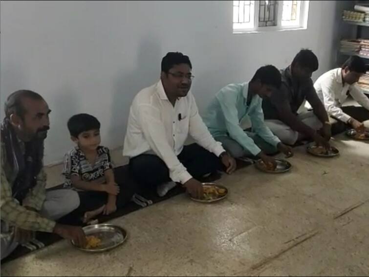Morbi News Sarpanch and school staff eat together to end midday meal controversy in Sokhda village MORBI : સોખડા ગામમાં મધ્યાહન ભોજન વિવાદનો અંત લાવવા સરપંચ અને શાળાના સ્ટાફે સાથે ભોજન લીધું, વિવાદ વધુ વકર્યો