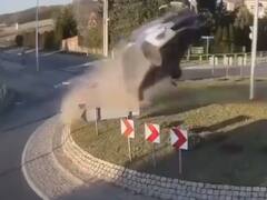 Viral: इंटरनेट पर 'Flying Car' का वीडियो वायरल, देखेंगे तो हो जाएंगे हैरान