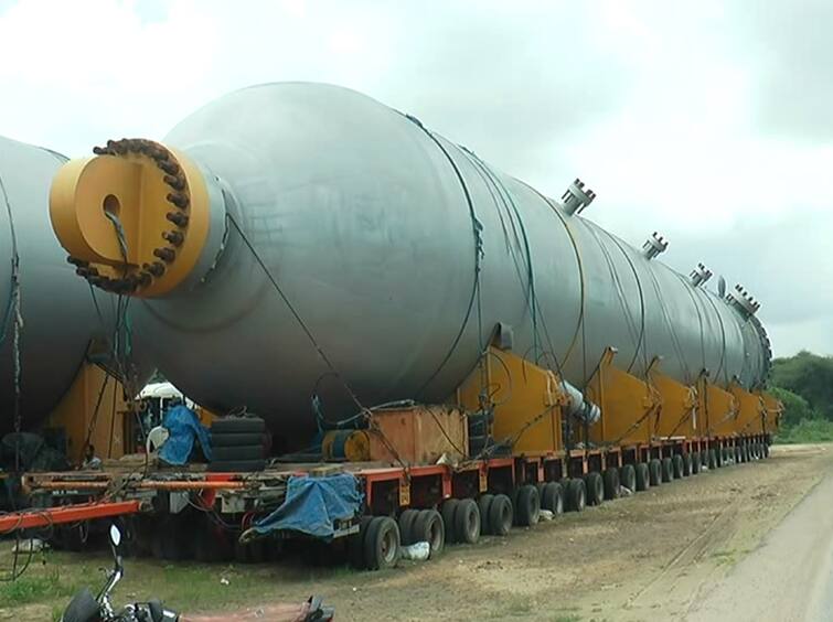 Banaskantha News Two giant reactors from Dahej arrived at Tharad in Banaskantha BANASKANTHA : 200 કિમીનું અંતર કાપી સાત મહિને દહેજથી  થરાદ પહોંચ્યા બે મહાકાય રીએક્ટર, સ્થળાંતરમાં કરોડોનો ખર્ચ