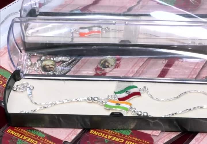 बताया जा रहा है कि ये राखियां खासतौर पर चांजी से बनाई गई है.