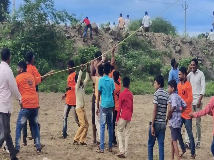 उरलेले 15 - 20 तरुण वावडीची दोरी लांब पर्यंत सोडवून उभे राहतात. वाऱ्याचा जोरदार झोत येताच ही वावडी हवेत उडवतात तर बाकीचे तिची दोरी घेऊन पळत सुटतात . काही प्रयत्नानंतर अखेर यश येते आणि या वावड्या हवेत झेपावू लागतात. जसजसा वाऱ्याचा दाब वाढेल तशा या वावड्या उंच आकाशात स्थिर होऊ लागतात.