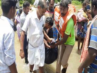 The rescue team rescued the victim trapped in the flooded village. கொள்ளிடம் அருகே தண்ணீர் சூழ்ந்த கிராமம், வெளிவர மறுக்கும் மக்கள்! 