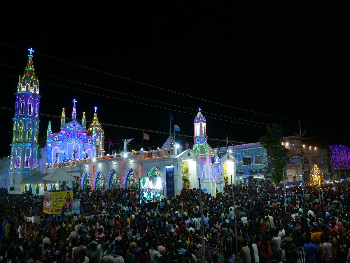 தூத்துக்குடி தூய பனிமய மாதா திருவுருவ பவனி- பல்லாயிரக்கணக்கான பக்தர்கள் பங்கேற்பு