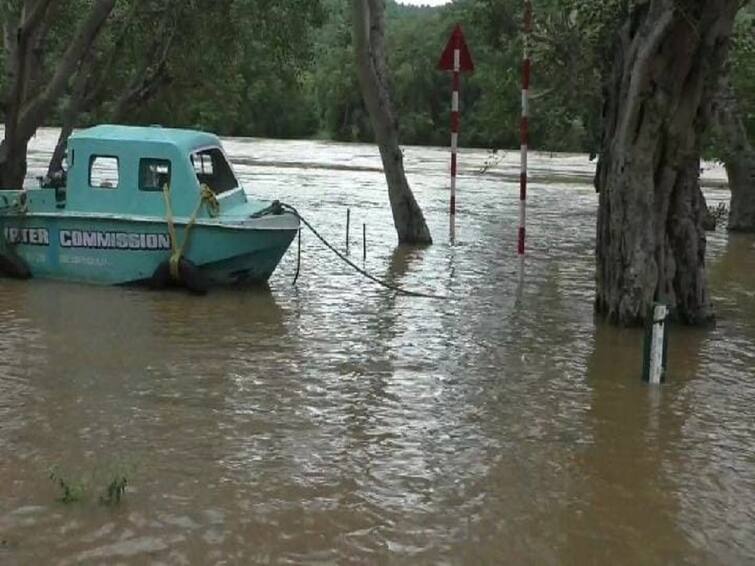 flow of water in the Cauvery River to Pilikundulu, bordering Tamil Nadu, has declined from 2 lakh cubic feet to 1,75,000 cubic feet per second TNN தருமபுரி: பிலிகுண்டுலுவுக்கு வினாடிக்கு 2 லட்சம் கன அடியிலிருந்து 1,75,000 கன அடியாக நீர்வரத்து சரிவு