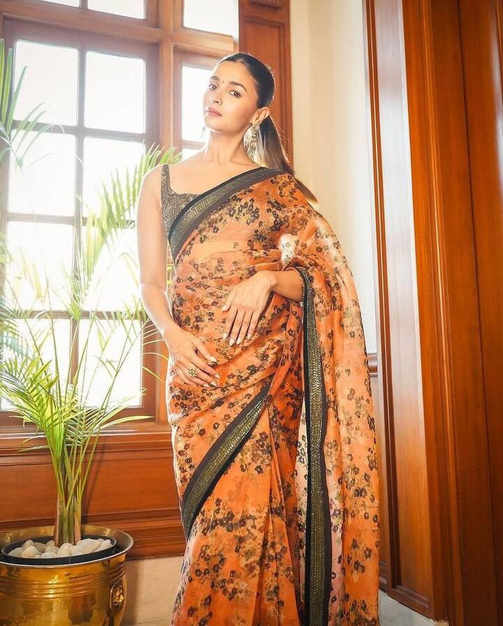 प्रिंटेड साड़ी हो या सूट, आलिया भट्ट हर आउटफिट को छोटी-छोटी एक्सेसरीज के साथ कंप्लीट करती हैं.