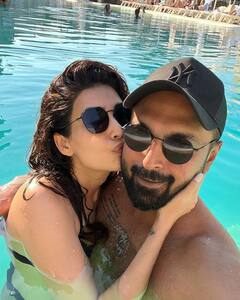 પતિ Varun Bangera સાથે પૂલમાં રોમેન્ટિંક થઇ Karishma Tanna, જુઓ તસવીરો