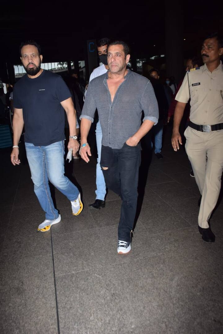 वर्क फ्रंट की बात करें तो सलमान खान की दो फिल्में बैक-टू-बैक लाइनअप हैं. भाईजान जल्द ही टाइगर 3, कभी ईद कभी दीवाली में नज़र आएंगे.