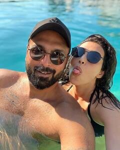 પતિ Varun Bangera સાથે પૂલમાં રોમેન્ટિંક થઇ Karishma Tanna, જુઓ તસવીરો