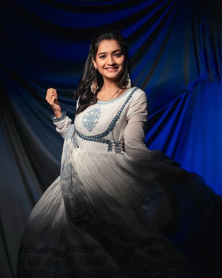 आधी ‘फुलपाखरू’ अन् आता दिपू बनून प्रेक्षकांच्या मनावर राज्य करणारी अभिनेत्री हृता दुर्गुळे लवकरच ‘अनन्या’ या चित्रपटातून प्रेक्षकांच्या भेटीला येणार आहे.