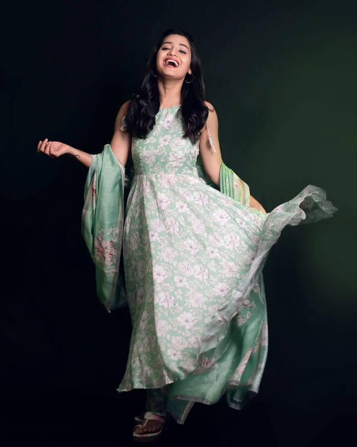 या फोटोंमध्ये खाली नजर झुकवून आपल्या अदांनी चाहत्यांना घायाळ करणारी हृता अतिशय सुंदर दिसत आहे.