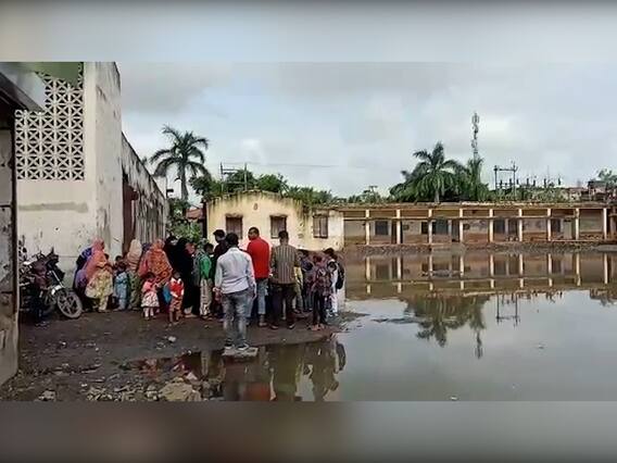 Dhule : महापालिकेच्या शाळेत पाणी साचलं, शिक्षण 'पाण्यात'; विद्यार्थ्यांवर आली आंदोलनाची वेळ Dhule : महापालिकेच्या शाळेत पाणी साचलं, शिक्षण 'पाण्यात'; विद्यार्थ्यांवर आली आंदोलनाची वेळ