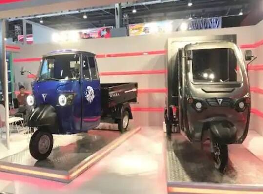 પેસેન્જર વાહનો (પેટ્રોલ, CNG, LPG) જેની લંબાઈ 4 મીટરથી ઓછી છે અને તેની એન્જિન ક્ષમતા 1200cc કરતાં ઓછી છે તો તેના પર 1 ટકાનો વધારાનો વળતર ઉપકર (Compensation Cess) વસૂલવામાં આવે છે. એટલે કે તમારે કુલ 28 ટકા GST + 1 ટકા સેસ = 29 ટકા કુલ ટેક્સ ચૂકવવો પડશે.