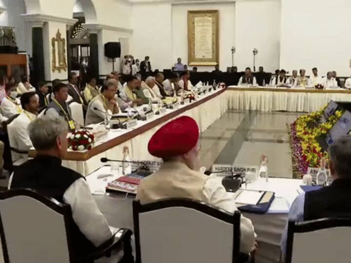 नीती आयोगाची ही बैठक नवी दिल्लीतील राष्ट्रपती भवनमधील सांस्कृतिक केंद्रात पार पडली. या बैठकीला देशातील सर्वच राज्यातील मुख्यमंत्री उपस्थित होते.