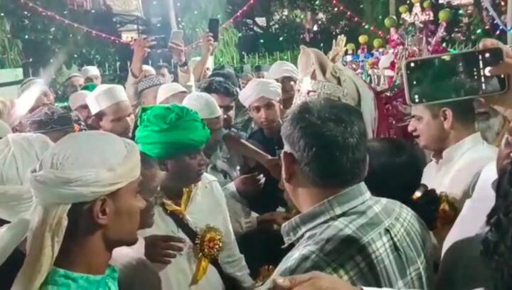 इसी याद को ताजा करने के लिए इस गम के माहौल में इमाम की सवारी निकाली गई. ये सवारी चरखारी कस्बे के मुकेरीपुरा मुहाल से दुलदुल सजाकर निकाली गई. वर्षों से इसी श्रद्धा के साथ इमाम की सवारी निकलती है जिसमें अकीदतमंद अपनी मन्नतें लेकर इमाम की सवारी पर हाजरी देते है और पाक घोड़े को जलेबी खिलाकर प्रसाद चढ़ाते है. डीएम मनोज कुमार और एसपी सुधा सिंह ने हुसैन की सवारी घोड़ा को जलेबी खिलाकर जुलूस को रवाना किया जो सुबह 5 बजे तक कस्बे में निर्धारित स्थानों में घूमता रहा. इस मौके पर डीएम मनोज कुमार ने कहा कि सच्चाई के रास्ते पर हुसैन ने अपने आप को कुर्बान कर दिया. सत्य के लिए सब कुछ लुटा दिया उनकी इस सीख को सभी जीवन मे उतारना है और हो सत्य के विपरीत काम करें उनके खिलाफ खड़ा होना चाहिए.