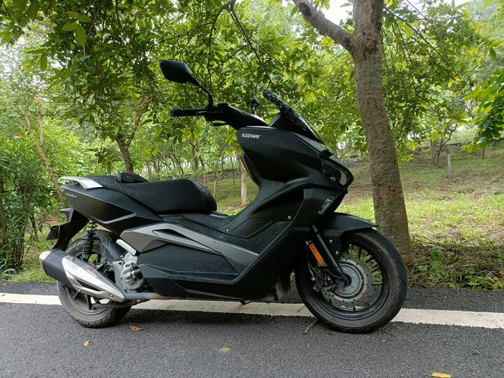 The Vieste 300 is a big maxi-scooter with aggressive lines and the front especially looks sharp with the way the LED headlamps are being designed along with a tall windscreen. The riding position is also quite good with a nice big display which is a mix of analogue/digital. Like any maxi-scooter, you have to place your feet on either side. (Photo: Somnath Chatterjee)