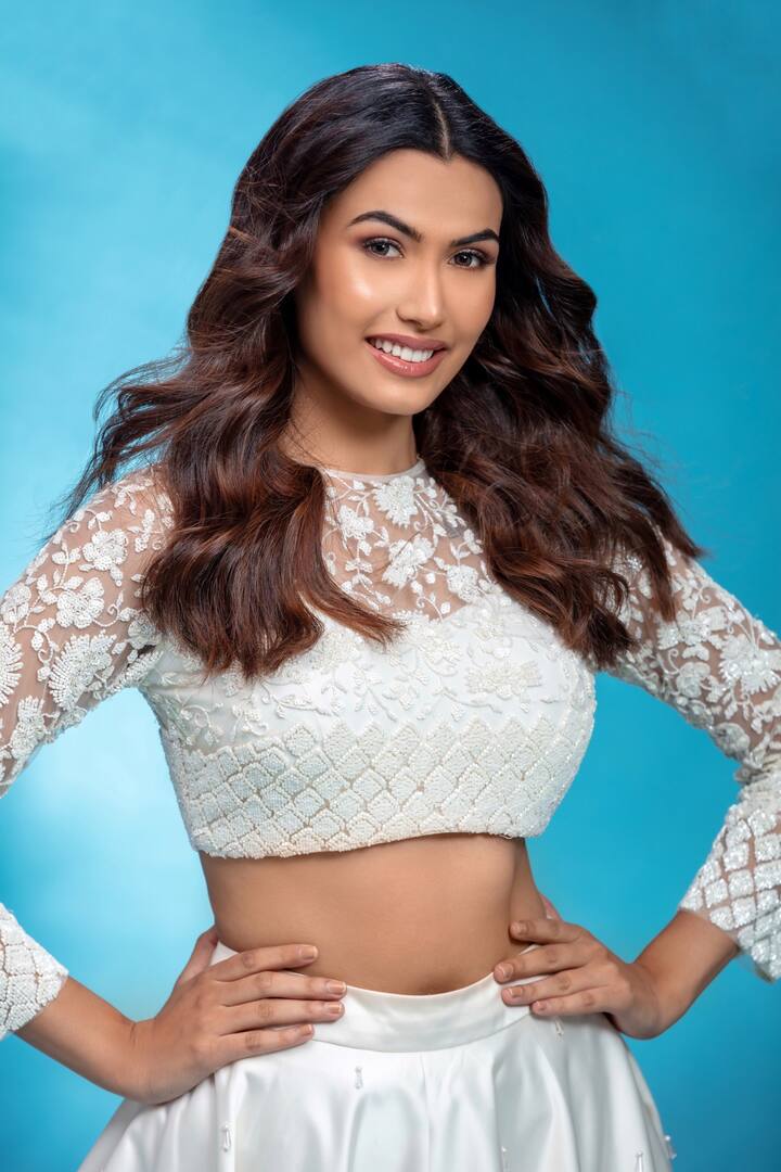 दिशा नागपूरच्या मनोरमाबाई मुंडले कॉलेज ऑफ आर्टीटेक्चरची अंतिम वर्षाची विद्यार्थीनी आहे. शिक्षणासोबतच ती मॉडेलिंग करते. आजवर तिने अनेक पोस्टर शूट, टिव्हीच्या जाहीराती आणि फॅशन शूट केले आहेत.