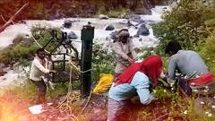 Uttarkashi: मॅानसून की बारिश से बदहाल सड़कों पर लोग कर रहे जान जोखिम में डालकर सफर