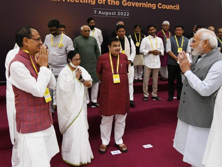 पश्चिम बंगालच्या मुख्यमंत्री ममता बॅनर्जी आणि मध्यप्रदेशचे मुख्यमंत्री शिवराज सिंह चौहान यांनी पंतप्रधान नरेंद्र मोदी यांच्यासोबत संवाद साधला. यावेळी केंद्रीय मंत्री नितीन गडकरी उपस्थित होते.