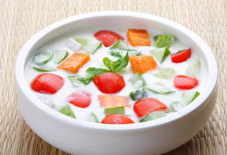 why fruit raita is not good for digestion how to eat curd according to ayurveda शौक से 'फ्रूट रायता' खाने वालों के लिए है ये खबर, खाने से पहले इसके बारे में ये बातें जान लें...