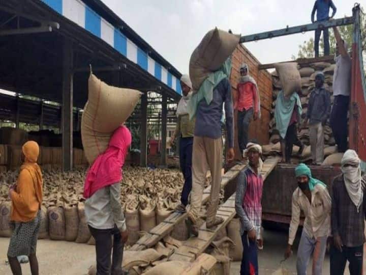इसके बाद नया पेज खुलने पर मांगी गई जानकारियां भरें. जानकारियां भरने के बाद आधार कार्ड से लिंक मोबाइल नंबर पर एक ओटीपी आएगा. उसे दर्ज करें.