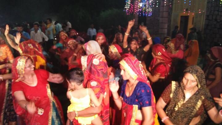 महिलाएं सुबह से ही मंगल गीतों और लोक गीतों पर थिरकते दिखाई दे रही थी.
