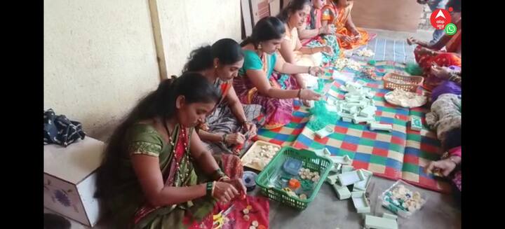 केळीच्या खोडापासून म्हणजे बनाना फायबर पासून अत्यंत बारीक काम करून या सुबक राख्या तयार करण्यात आल्या आहेत.