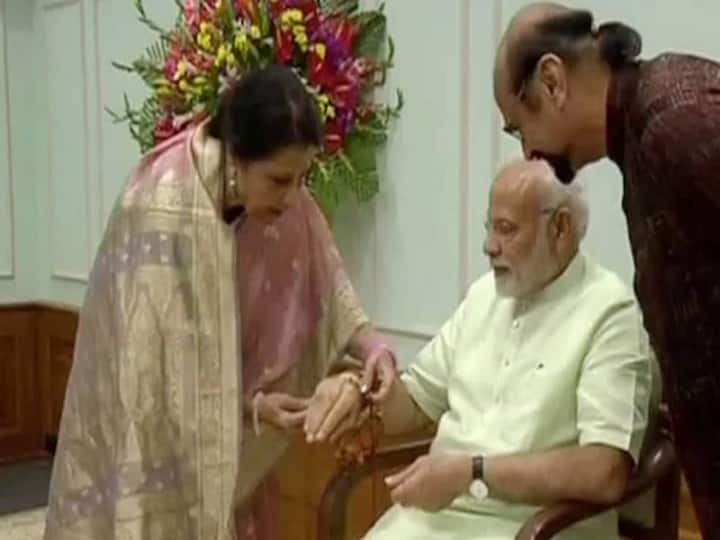 PM Modi's Pakistani sister sends rakhi, wishes him for 2024 Lok Sabha elections எம்பிராய்டரி பண்ணியிருக்கேன்.. இந்த முறை அண்ணன் என்னை கூப்பிடுவார்.. பிரதமரை காண காத்திருக்கும் சகோதரி..