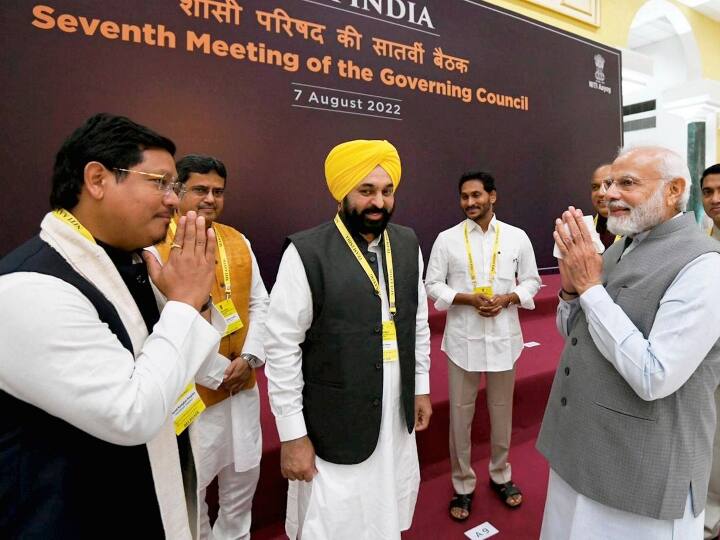 मेघालय के सीएम कोनार्ड संगमा से मुलाकात करते प्रधानमंत्री नरेंद्र मोदी