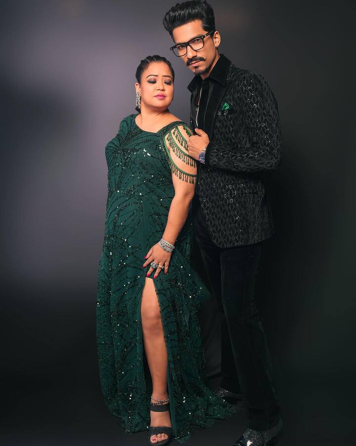 કોમેડી ક્વીન ભારતી સિંહે ફરી એકવાર પતિ-હર્ષ લિમ્બાચિયા સાથે રોમેન્ટિક ફોટોશૂટ કરાવ્યું છે. આ ફોટોશૂટમાં કપલ ખૂબ જ ગ્લેમરસ અને હોટ અવતારમાં જોવા મળી રહ્યું છે. બંને વચ્ચેની કેમેસ્ટ્રી પણ અદ્ભુત છે. ગ્રીન શિમર ગાઉનમાં ભારતી ખૂબ જ સુંદર લાગી રહી છે, જ્યારે હર્ષ બ્લેક આઉટફિટમાં સુંદર લાગી રહ્યો છે.