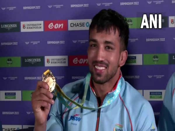 কুস্তিতে সোনা জিতলেন নবীন। পুরুষদের কুস্তির ৭৪ কেজি ফ্রি স্টাইল বিভাগের ফাইনালে নবীনের প্রতিপক্ষ ছিলেন পাকিস্তানের শরিফ তাহির।