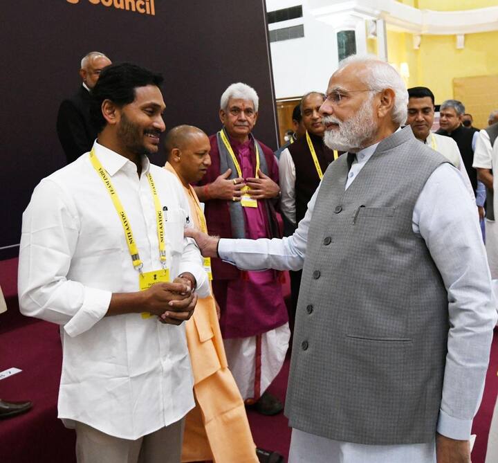 ఏపీ సీఎం జగన్ ను పలకరిస్తున్న ప్రధాని మోదీ