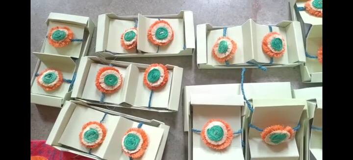 या राख्यांना दिलेल्या तिरंग्याच्या रंगामुळे या राख्या आणखी आकर्षक झाल्या आहेत.