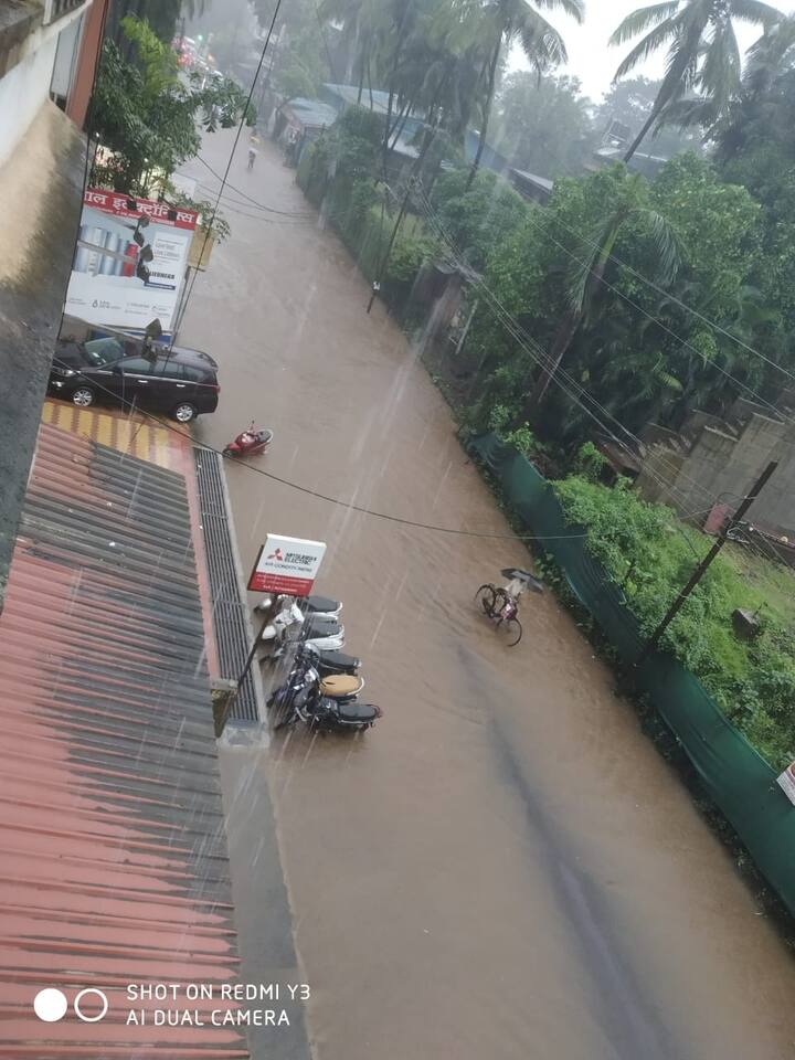 या दुकानांत विजेची उपकरणापासून ते टीव्ही, फ्रीज,या पासून किंमती वस्तू ही या दुकानातून आहे.