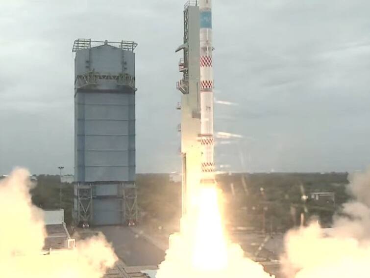 ISRO launches SSLV-D1 carrying Earth Observation Satellite EOS-02 student-made satellite-AzaadiSAT Sriharikota SSLV D1-EOS-2 Launched: 2 செயற்கைக்கோள்களுடன் விண்ணில் பாய்ந்தது எஸ்.எஸ்.எல்.வி ராக்கெட்!