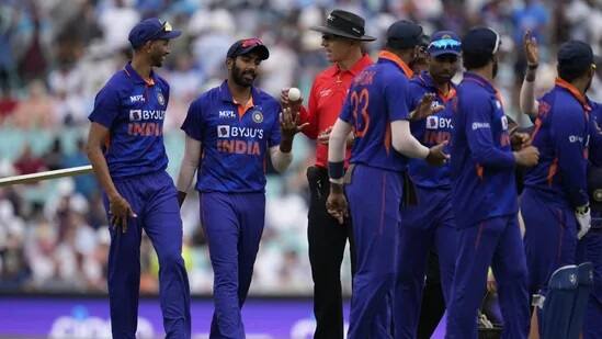 team india fast bowler harshal patel ruled out from team due to injured with side strain T20 વર્લ્ડકપ પહેલા ભારતને ઝટકો, ઇજાના કારણે ટીમમાંથી બહાર થયો આ ઘાતક બૉલર, જાણો વિગતે