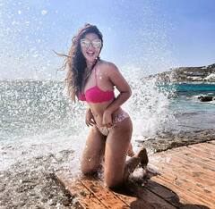 Shama sikander: રેડ બિકિનીમાં શમા સિકન્દરનો હોટ અંદાજ, તસવીરો વાયરલ