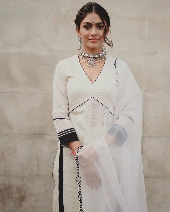 इन तस्वीरों में मृणाल व्हाइट ड्रेस के साथ सिल्वर ज्वैलरी पहने लाखों दिलों पर बिजलियां गिराती दिख रही हैं.