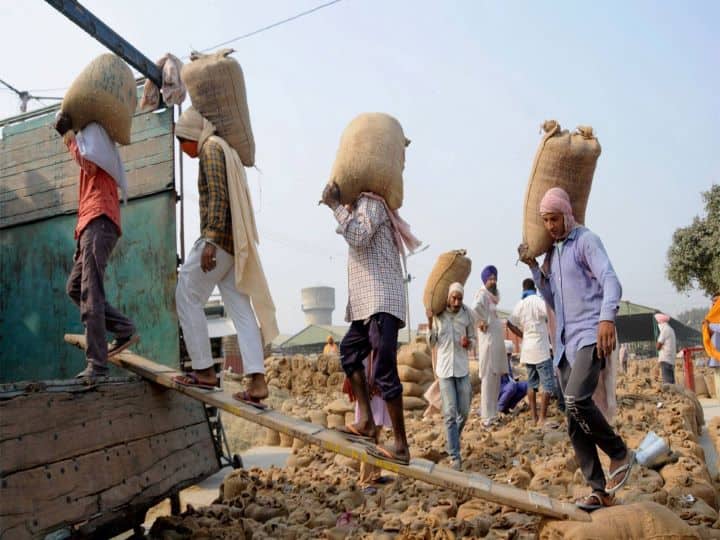 रजिस्टर्ड श्रमिक को 2 लाख रुपये का एक्सीडेंट बीमा कवर मिलता है. अगर मजदूर की किसी हादसे में मृत्यु होने पर उसके परिजनों को 2 लाख रुपये की राशि दी जाएगी. अगर श्रमिक आंशिक रूप से विकलांग होता है, तो उसे 1 लाख रुपये की सहायता मिलती है. ऐसे करें ऑनलाइन आवेदन?