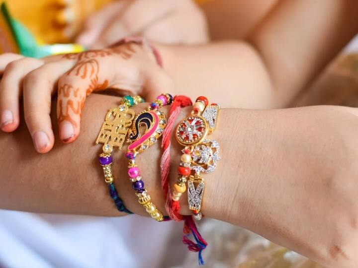 भद्राकाल- 11 अगस्त 2022 को शाम 5 बजकर 17 मिनट पर भद्रा पुंछ शुरू होकर शाम 6 बजकर 18 मिनट पर खत्म होगा. फिर 6 बजकर 18 मिनट से भद्रा मुख शुरू होकर रात्रि 8 बजे तक रहेगा. इस दौरान बहने अपने भाई की कलाई पर राखी बांधने से बचें.