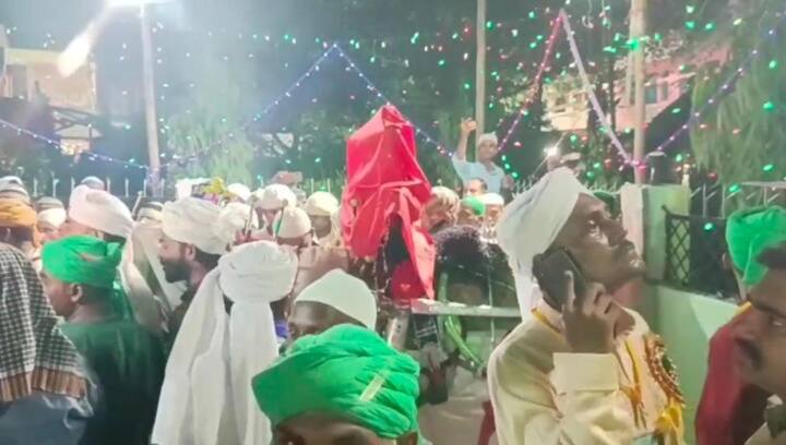 इस्लाम के पैगम्बर मुहम्मद साहब के नवासे इमाम हसन और हुसैन ने सच्चाई और अपनी उम्मत के लिए अपनी जान की परवाह नहीं की और इमाम हुसैन कर्बला के मैदान में शहीद हो गए. उनकी इस शहादत को इस्लाम के लोग ही नहीं बल्कि सभी धर्मों के लोग मुहर्रम को याद करते है. चरखारी में पिछले 166 सालों से इमाम हुसैन को याद करने के लिए इमाम की सवारी दुलदुल निकाली जाती है. माना जाता है की इमाम हुसैन दुलदुल नाम के अपने इसी घोड़े पर बैठ कर कर्बला के मैदान में यजीदी फौज से अपनी उम्मत और सच्चाई के लिए जंग करने गए थे और नमाज के वक्त सजदे में सर कटाकर अपने आप को दीन की खातिर शहीद कर दिया था.