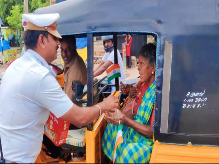 ‘ஹேப்பி ஃப்ரெண்ட்ஷிப் டே’ .... வித்தியாசமாக வாகன ஓட்டிகளிடம் வாழ்த்து கூறிய மதுரை மாநகர போக்குவரத்து போலீஸ்..!