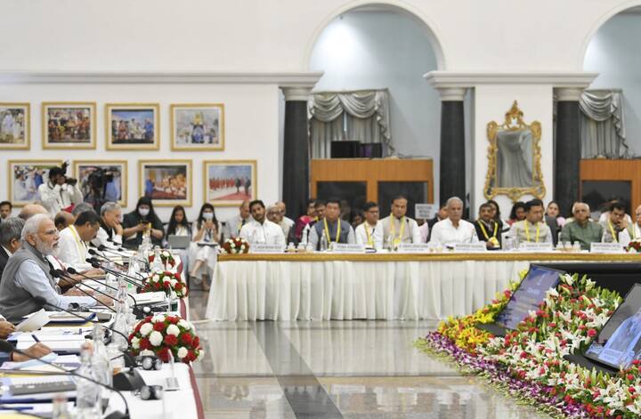 రాష్ట్రాలకు కేంద్ర పన్నుల వాటా పెంచాలని పలు రాష్ట్రాల ముఖ్యమంత్రులు డిమాండ్ చేశారు.