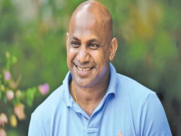 ১৯৯০-২০০৮ সাল পর্যন্ত এশিয়া কাপের আসরে খেলেছেন সনৎ জয়সূর্য। ২৪টি ইনিংসে ৯টি অর্ধশতরান হাঁকিয়েছেন এই প্রাক্তন বাঁহাতি।