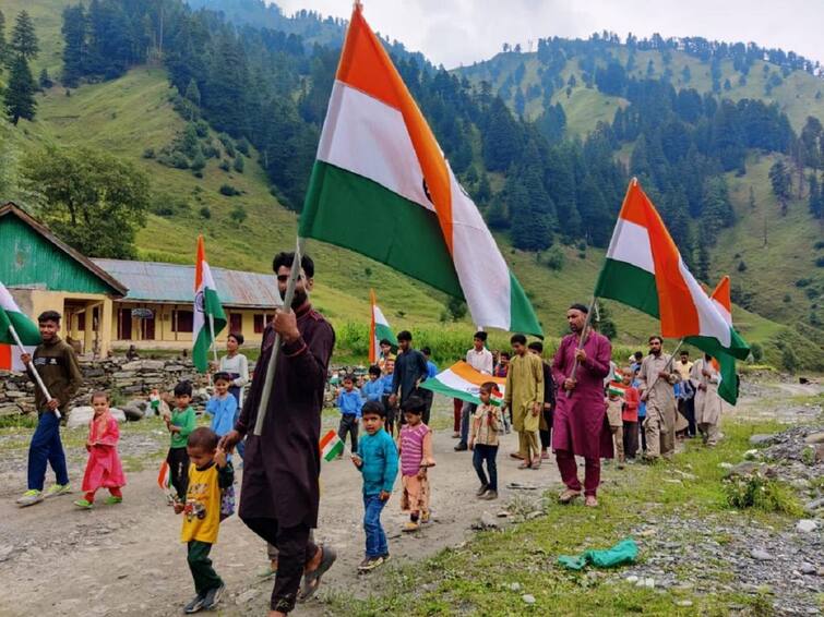 Independence Day 2022 near the Pok border indian celebrates 75th year of independence marathi news Independence Day 2022 : पाकव्याप्त काश्मीर सीमेजवळील भारतीय गावात स्वातंत्र्याचा अमृत महोत्सव जोरात; गावातील प्रत्येक घरावर तिरंगा