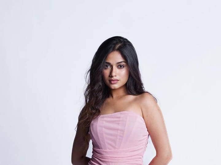 जन्नत जुबेरने गुलाबी रंगाचा स्ट्रॅपलेस बॉडीकॉन ड्रेस घातला आहे, ज्यासोबत तिने न्यूड हील्स घातल्या आहेत.(फोटो सौजन्य : jannatzubair29/इंस्टाग्राम)