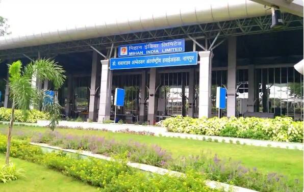 Lightning struck near the plane in Nagpur passengers safe Nagpur Airport : नागपूर विमान सेवा 'रामभरोसे'; दिल्ली, मुंबईकरिता एयर इंडियाची सेवा दीर्घ काळासाठी रद्द